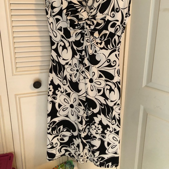 London Times Black and White large floral pattern Fit and Flare Dress. Size 10. - Picture 5 of 6